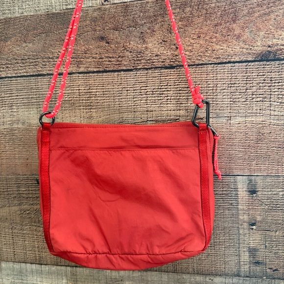 Lululemon Unisex Patch Logo Crossbody Bag 2.5L - Picture 4 of 12